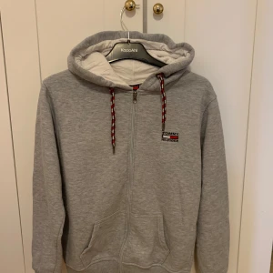 Tommy Hilfiger Kofta - I storlek M , men passar mer s eller xs, använd men är i fint skick, ren hel och fräsch.💕
