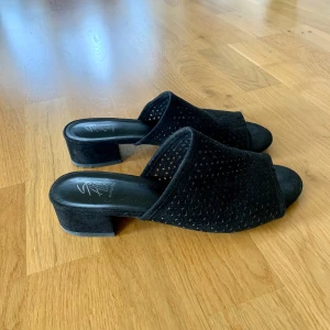 Sandaletter 38 - Sandaletter/sandal med låg klack. Bekväma och perfekta vardagsskor. Behöver dock rensa ut skor 👠