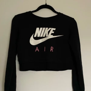 Nike sweatshirt cropad  - Nike Air croppad svart sweatshirt i storlek XS.