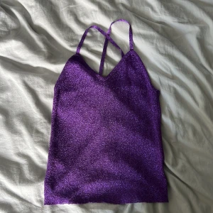 Glitter linne - Så snyggt glitter linne med korsad rygg! Sitter som en smäck och är perfekt i längden! 