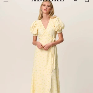 Adoore klänning 38, ferrone - Adoore klänning strl 38 i populära modellen Florence. Populär modell, helt slutsåld. True to size, inga defekter. Perfekt sommarklänning el midsommar. Nypris 1695. Går alltid att sälja vidare🫶🏻🫶🏻 Se profil för fler klänningar från Adoore/stories