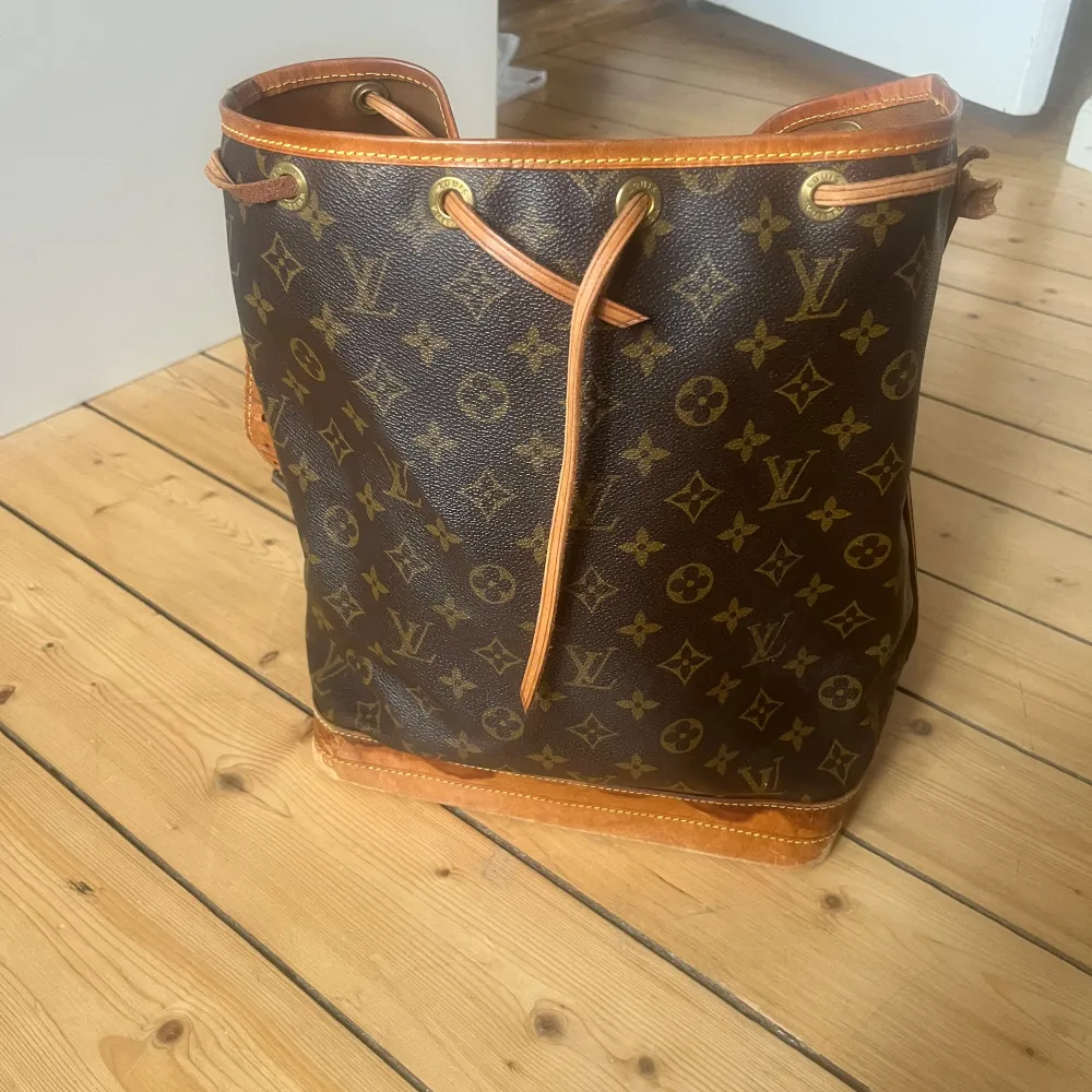 Louis Vuitton Noe Bag köptes från en autentisk säljare på Vestiaire Collective för 2 år sedan. Axelremmen har lossnat på ena sidan men går enkelt att laga hos skomakare. Fläckar på lädret, insidan av väskan är ren, skriv för fler bilder!. Väskor.