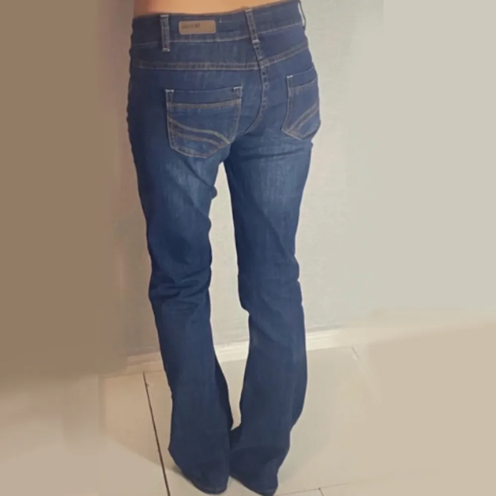 Säljer dessa lågmidjade jeans för att jag har många liknande🫶 midjemått: 76 cm och innerbenslängd: 81 cm ungefär. Jeansen är som nya och väldigt stretchiga och sköna💞💞. Jeans & Byxor.