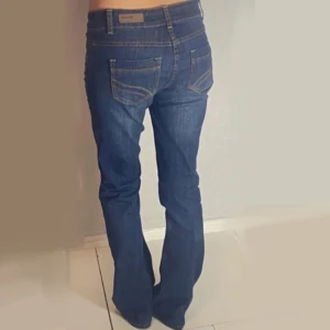 Lågmidjade jeans - Säljer dessa lågmidjade jeans för att jag har många liknande🫶 midjemått: 76 cm och innerbenslängd: 81 cm ungefär. Jeansen är som nya och väldigt stretchiga och sköna💞💞