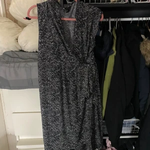 Klänning - Ok skick vad jag ser priset är absolut diskuterbart och har du funderingar så tvecka inte på att höra av dig🥰