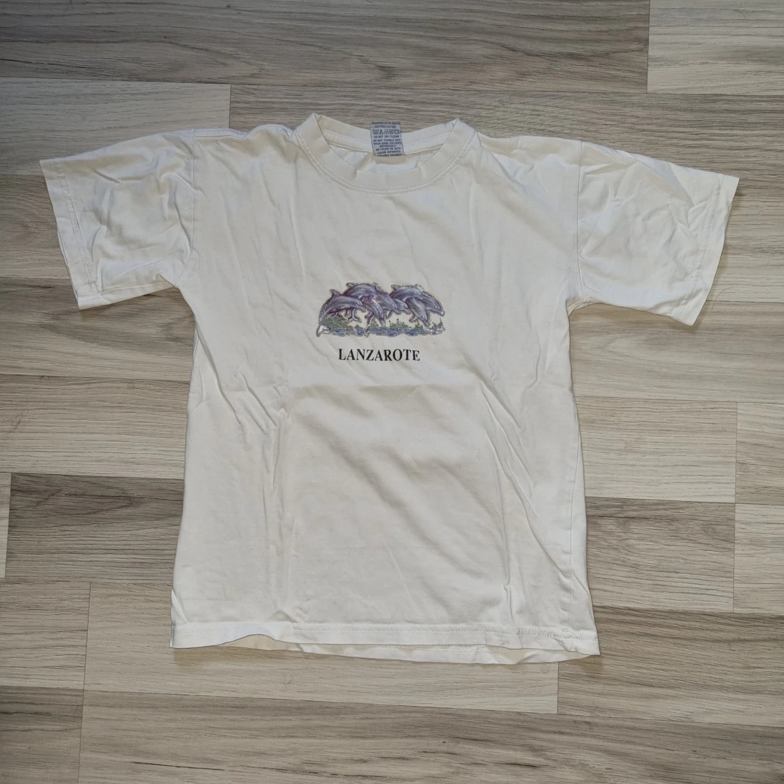 Vit t-shirt med Lanzarote-tryck