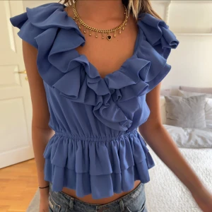 Blå volang blus från HM - Jätte fint skick! Köp gärna genom köp nu💖