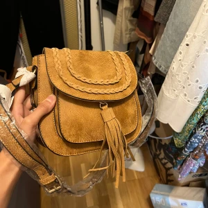 Väska  - Väska i mocka super fin aldrig använd och med axelband💓