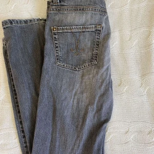 Bootcut jeans - Gråa Bootcut jeans från lindex som inte säljs längre med fina mönster på fickorna,Med Bra kvalite hör av er vid frågor eller om ni vill ha fler bilder 