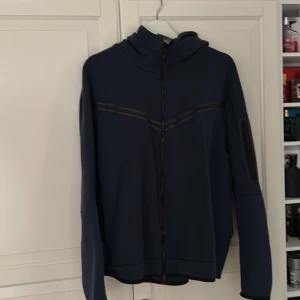 Nike tech mörk blå - Använder inte längre bra skick, äkta!⭐️