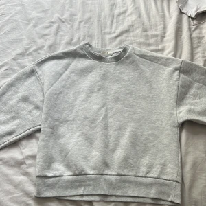 Grå sweatshirt från Gina🩷🩷 - Supermysig sweatshirt från Gina🩷Nypris 400kr, jag säljer för 100kr! pris kan diskuteras❣️