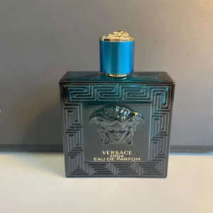 versace eros eau de parfum  - säljer min killes Jätte populära parfym Versace Eros 100 ml💗 Man kan se tydligt hur mycket som är kvar och den är knappt använd. Säljer pga att den inte kommer till användning🌸 