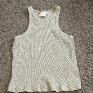 Linne från gina - Säljer mitt linne från Gina som jag testat med aldrig andvänt. Det passar mig som har Xs/S i toppar o tröjor:)