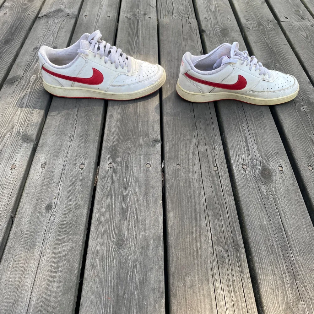 Säljer ett par Nike court vision low med röd sula storlek 42 i mycket bra skick Skorna är fräscha och ger ett mycket bra intryck men tecken på användning finns. Skor.