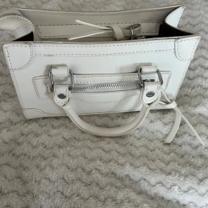 Vit liten väska - Vit liten väska som är perfekt att bara ha mobil,nycklar och mindre saker i🙌🏼