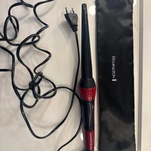 Remington locktång.   - Locktång från Remington. Använd ett fåtal gånger, säljer pågrund av att jag använder mig av plattång istället. Fullt fungerande och påsen medföljer✨💃🏼🫶🏼 Skriv om du undrar något mer och pris kan diskuteras!!