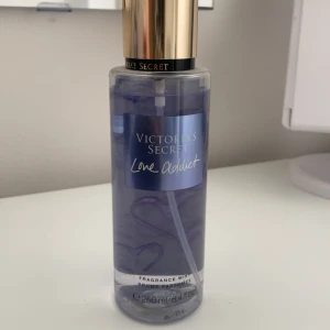 En Victoria’s Secret parfym- Love Addict - Victoria’s Secret Parfymen Love Addict är en lukt som är lite fruktig, blodig apelsin🩷