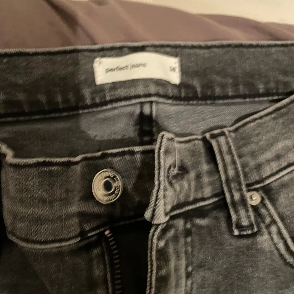 Säljer dessa jeans från Gina tricot för att dom är för små för mig. Jag har spretat upp som nertill för att dom var för korta så dom är lite längre än dom ska vara. Annars i mycket bra skick. . Jeans & Byxor.