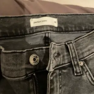 Säljer dessa jeans från Gina tricot för att dom är för små för mig. Jag har spretat upp som nertill för att dom var för korta så dom är lite längre än dom ska vara. Annars i mycket bra skick. 