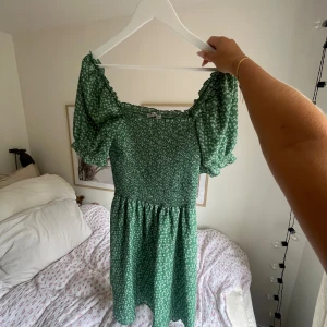 Grön klänning  - Grön sommarklänning från Nakd💚💚 Jättefint skick och super skön. Skriv för frågor/bilder