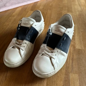 Valentino skor - Säljer nu mina valentino open skor som jag använt cirka 4 månader. De är sparsamt använda och i väldigt fint skick. Hör gärna av er om frågor eller mer bilder!