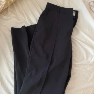 Kostymbyxor  - Endast testade,38/TALL Högmidjade Kostymbyxor Med Stråveck - Sally Black  Ny på madladys hemsida kostar dom 599 kr