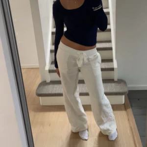 Alobha linnebyxor  - Slutsålda linnebyxor från Alobha Label💞. Dom är uppsydda så att dom skulle passa mig men den sömnen går lätt att ta bort så att dom blir till orginallängd igen.