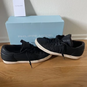 Philipe model skor storlek 42 - Ett par svarta philipe model skor i storlek 42. Box med tags ingår. Kan gå ner i pris vid en snabb affär. Bara att höra av sig vid minsta fundering👍