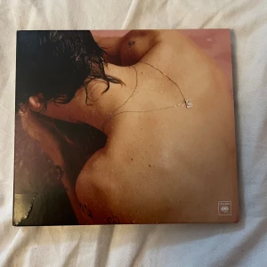 Harry styles CD skriva  - Säljer min Harry styles CD-skiva Köpt för 189kr på bengans  Knappt använd = fint skick  Mitt pris 145kr