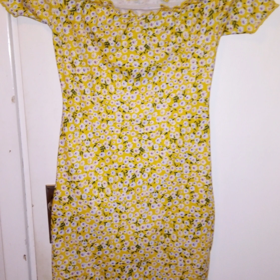 Gul somrig blommig klänning  - 90