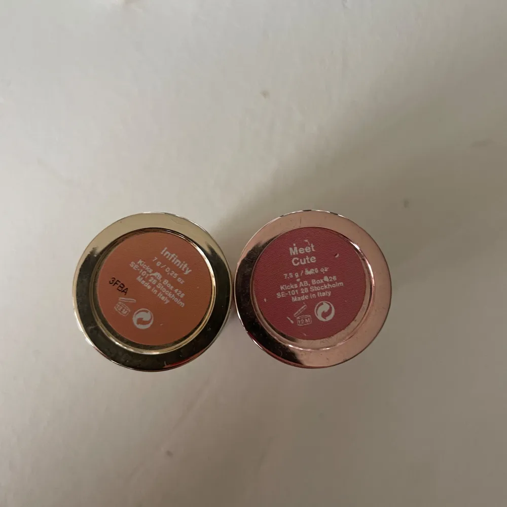 Säljer dessa två krämprodukterna från beautyact. Det är ett kräm rouge/blush och en krämhighlighter. Se färgerna på bild två och tre. De är otroligt fina och lättutblandade. De är endast testade på händerna. 🤩 En för 135 och båda för 250. . Skönhet.