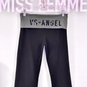 VS ANGEL YOGA BYXOR - Den snyggaste yoga byxor från Victorias secret ‼️ 😻 Jag älskar de så säljer bara vid bra bud! 💕💕 (Storlek M men passar verkligen som S) - jättebra skick!