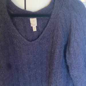 Stickad blå  - Stickad tröja i ylle 