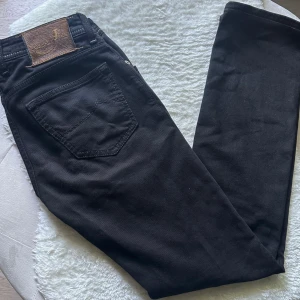 Jacob Cohen Jeans - Ett par riktigt feta Jacob cohen jeans. Ny pris: 3599 Skick: 9/10  Inga defekter. Färg svart med äkta brunt hästhår. Knappt använd. 🥂 Mitt pris: 999kr Model:688 slim. Kan tänka mig att gå ner i pris vid en snabb affär.✅