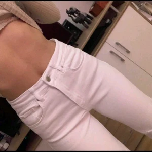 Jeans  - Finna jeans med håll i känna storleken är XS med de är lite stora så skulle nog också passa S
