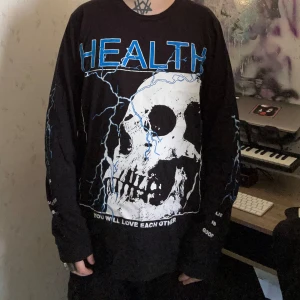 HEALTH x ALIEN BODY ”You Will Love Each Other” sz XL - Tung långärmad tisha med 4-panelstryck från HEALTHs colab med Alien Body. Den är väl använd men inga tecken på hål och minimalt slitage i tryck. Sitter mer som en L. Jag på bild är 175cm 💀⚡️