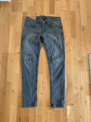 dondup jeans - riktigt feta dondup jeans, storlek 32 i midjan, det är även en äldre model så de är lite mer sällsynta, dm ifall ni vill ha mer bilder!