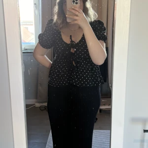 Prickig topp - Prickig topp från Gina Tricot. Knappt använd 💛