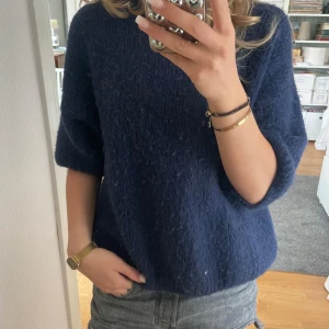 Kortärmad stickad - Så så fin kortärmad stickad tröja ja köpt från Chelsea. One size, jag är 169 och brukar ha s-m i stickade tröjor. nypris 500kr säljer för 200. Frakt tillkommer