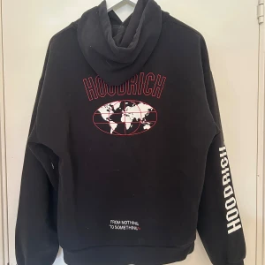 Hoodrich hoodie - Säljer denna hoodrich hoodie då jag ej använder den längre! Den är storlek xs och i fint skick, det enda som saknas är snören på den.