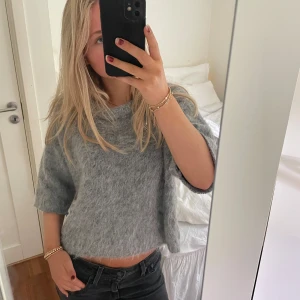 Trekvartsärmad tröja - Trekvartsärmad stickad tröja i grå