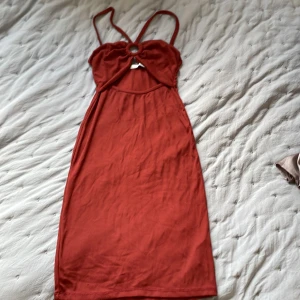 Klänning  - Klänning med cut out på magen