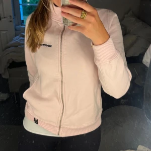 MARINE tröja  - Jag säljer en jättesöt zip up tröja från marine. Jättefint sick och sparsamt använd!! Pris kan diskuteras 💕💕💕