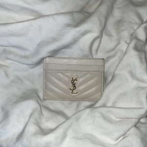 YSL Korthållare  - Ysl korthållare, i användt skick men inte jätte synligt! (Inte äkta) 🩵🩵☺️