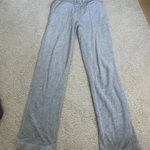 Juicy byxor - Säljer dessa skitsnygga ljusgråa juicybyxor som är använda ett fåtal gånger men inget som syns förutom på bandet i midjan där en metallsak åkt av (se bild 2) 