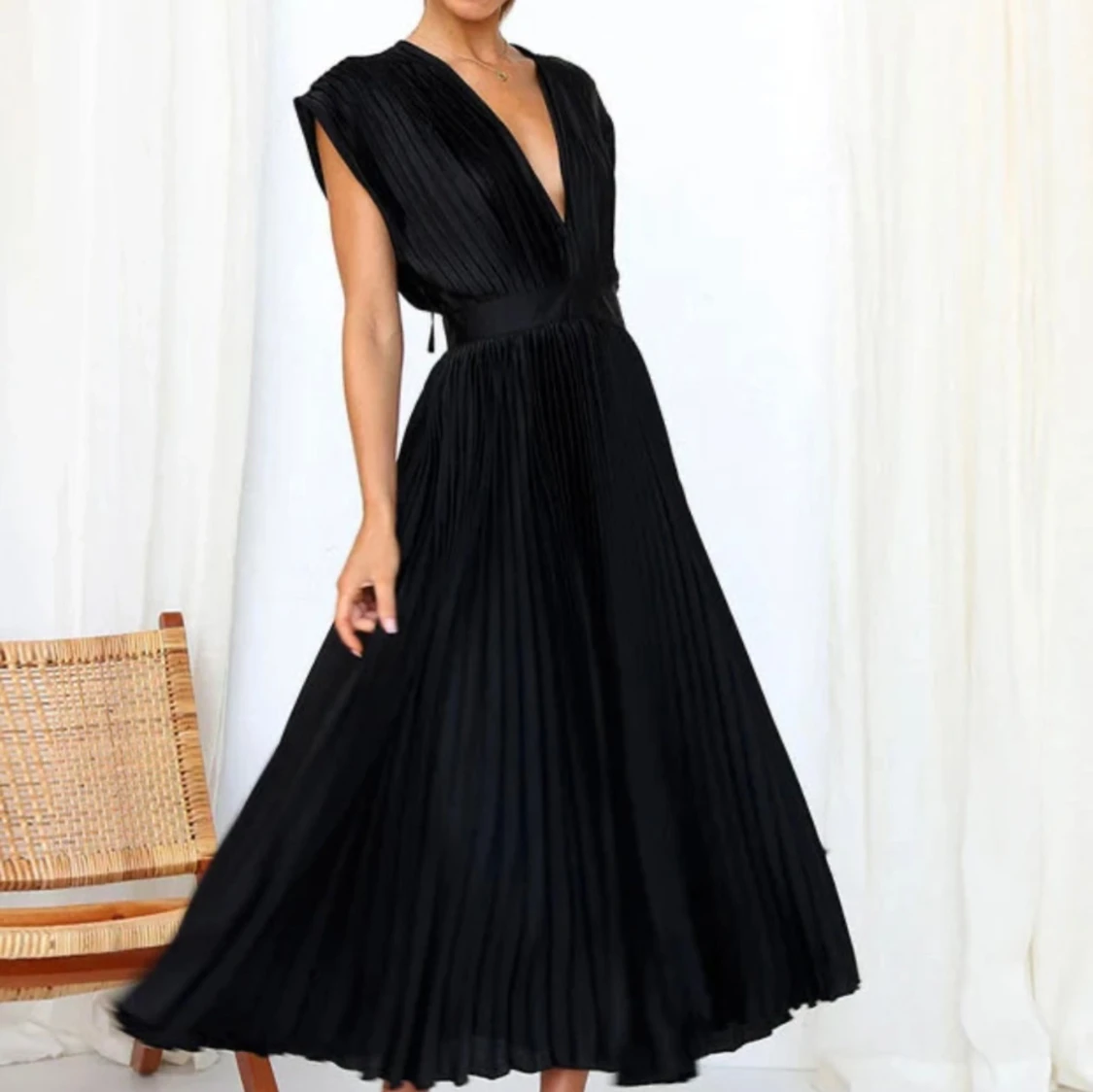Svart plisserad maxiklänning med V ring