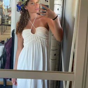 H&M långklänning  - Säljer denna fina klänning i svart. Storlek m men sitter som en s. (Lånade bilder)