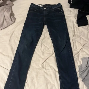 REPLAY jeans wallys hyperflex - Säljer nu denna eftersom att den inte riktigt är min stil Nypris ca 1700.  Kan inte hitta längd storleken men har mätt o de är 100cm från höfterna till fötterna  tror de att de är 31