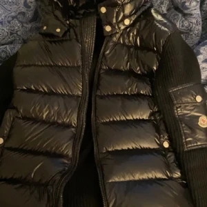 Moncler Cardigan S/M - Säljer min underbara och sköna moncler cardigan för ja fått en ny jacka, Perfekt för alla väder om året. Som ny är den, Inga hål eller något liknande. Passar perfekt för både S och M.  För mer bilder eller funderingar skriv gärna till mig privat.