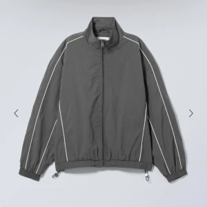 Weekday “nera” windbreaker regnjacka - Jacka köpt på weekday i december, inte använd mycket. Inköpspris 650kr.